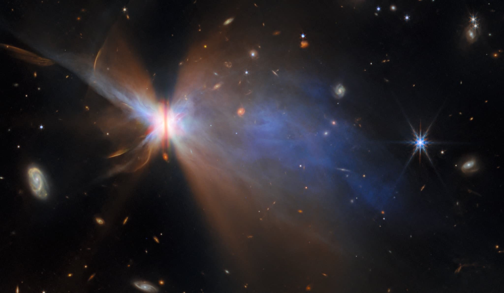 Webb image of dusty wisps surrounding a protoplanetary disc.